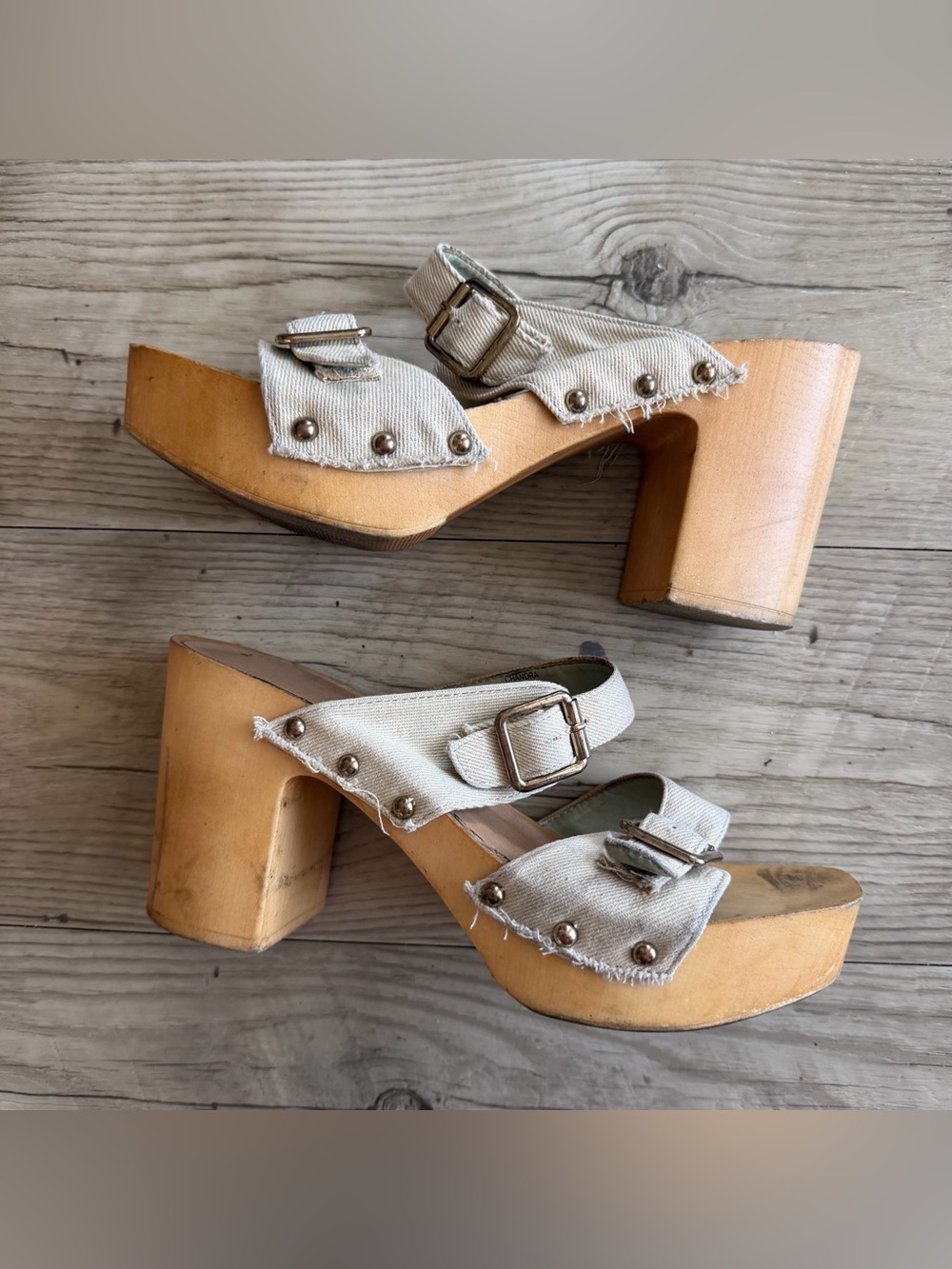 Y2K vintage Cream & tan wooden platform clogs with silver studs